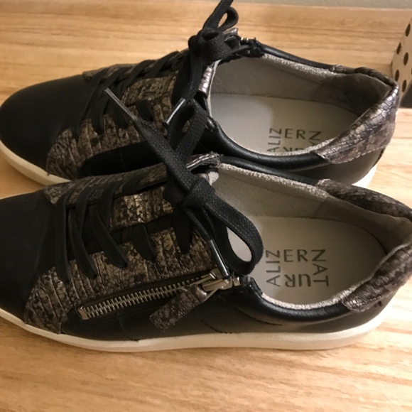 Black women’s sneakers - Picture 2 of 3